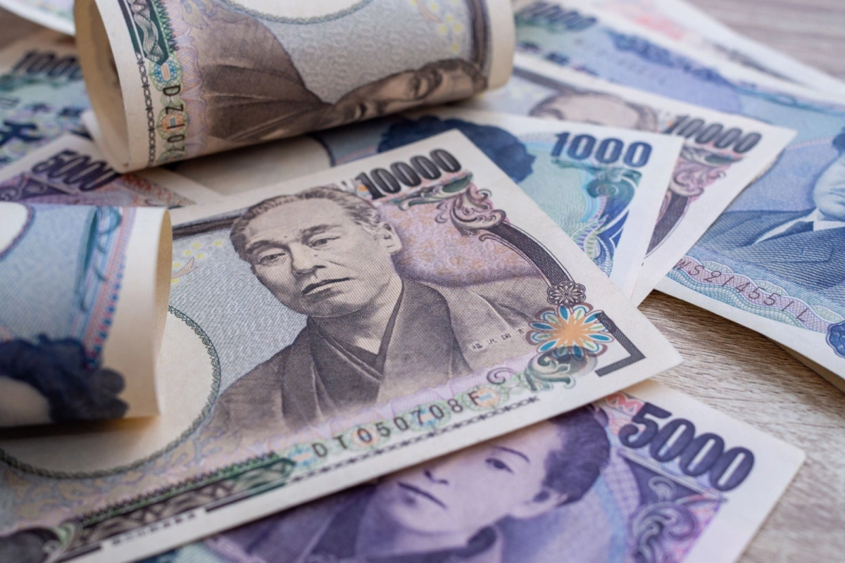 Японская валюта обвалилась до 160 иен за доллар впервые с 1990 года