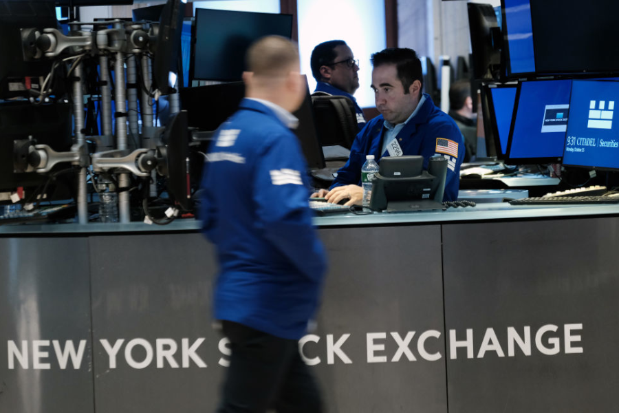 Трейдеры работают в зале Нью-Йоркской фондовой биржи (NYSE)