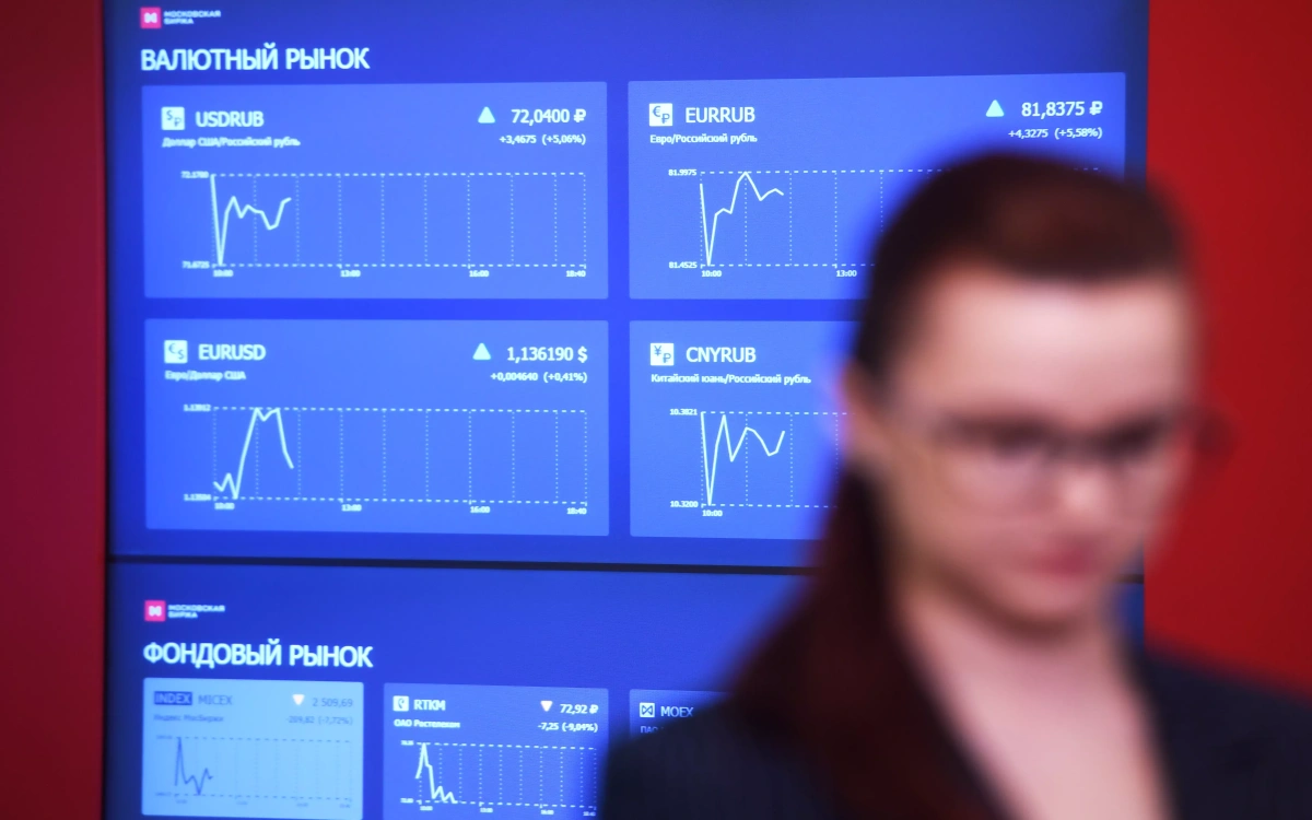 <p>Монитор в офисе Мосбиржи с интерактивными онлайн-графиками курса доллара, евро, нефти</p>