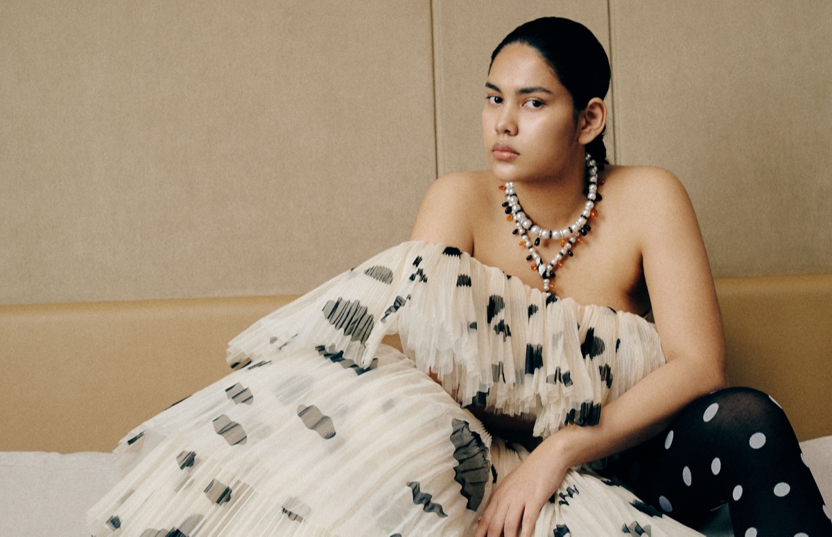 Платье, колготки — все H&M Innovation Stories (hm.com); колье Serpenti из белого золота с жемчугом, спессартином, ониксом, изумрудом и бриллиантами, Bvlgari High Jewelry (бутик Bvlgari)