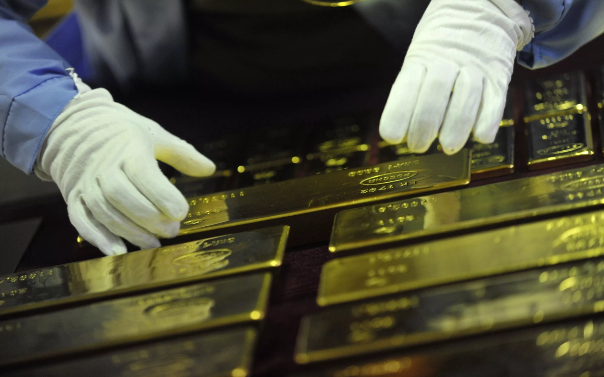 Цены на золото упали до минимума более чем за два года
