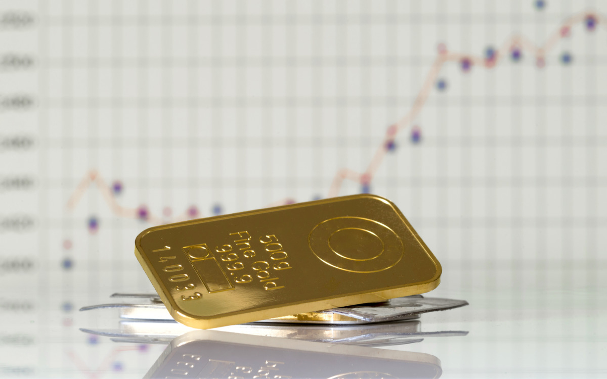 Золото подешевело на фоне роста доходности госбондов США