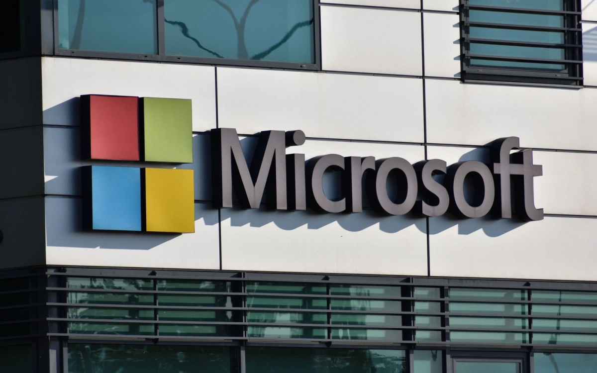 Акции Microsoft побили рекорд после найма экс-главы создателя ChatGPT