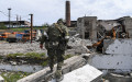 Военнослужащий батальона «Восток» Народной милиции ДНР обходит территорию разрушенного комбината «Азовсталь»
