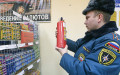 Сотрудник МЧС России во время проверки магазина



