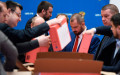 Максим Сурайкин (в центре) во время передачи подписей в Центральную избирательную комиссию