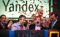 Сооснователи «Яндекса» Аркадий Волож (второй справа) и Илья Сегалович (второй слева) отмечают начало торгов на Нью-Йоркской бирже NASDAQ, 24 мая 2011 года
