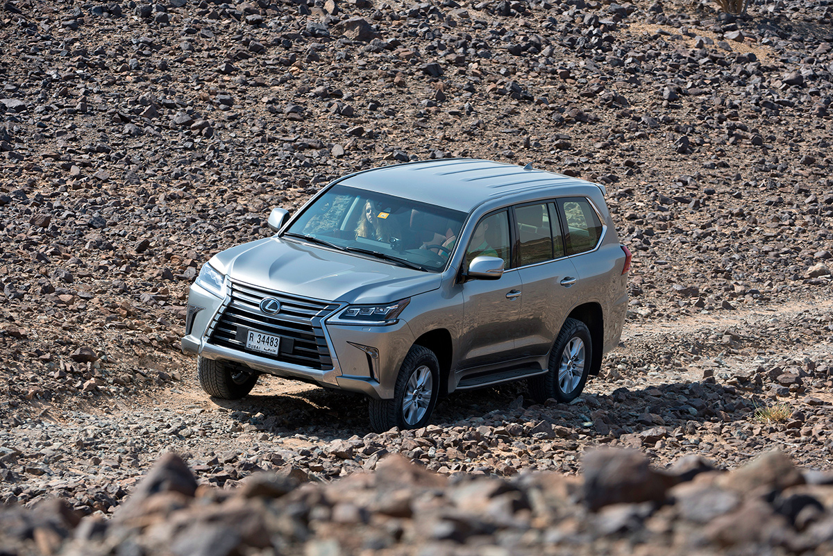 Мы взяли на тест-драйв сходу несколько версий Lexus LX