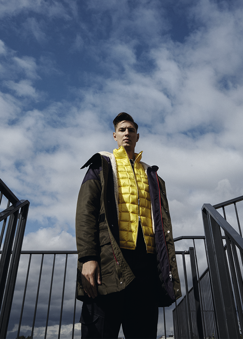 На Сергее: джемпер Giorgio Armani (бутик Giorgio Armani); жилет Boggi Milano (ТРЦ «Афимолл Сити»); куртка Ice Play (магазин lady & gentleman CITY); брюки Ermenegildo Zegna (бутик Ermenegildo Zegna)