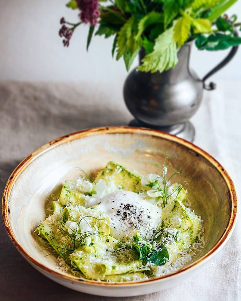 Кабачки с яйцом пашот, пармезаном и черной солью