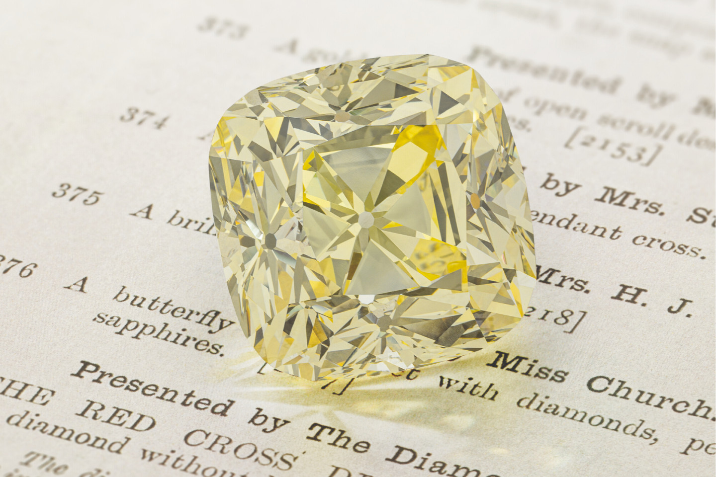 Бриллиант Red Cross Diamond купили за $14,2 млн