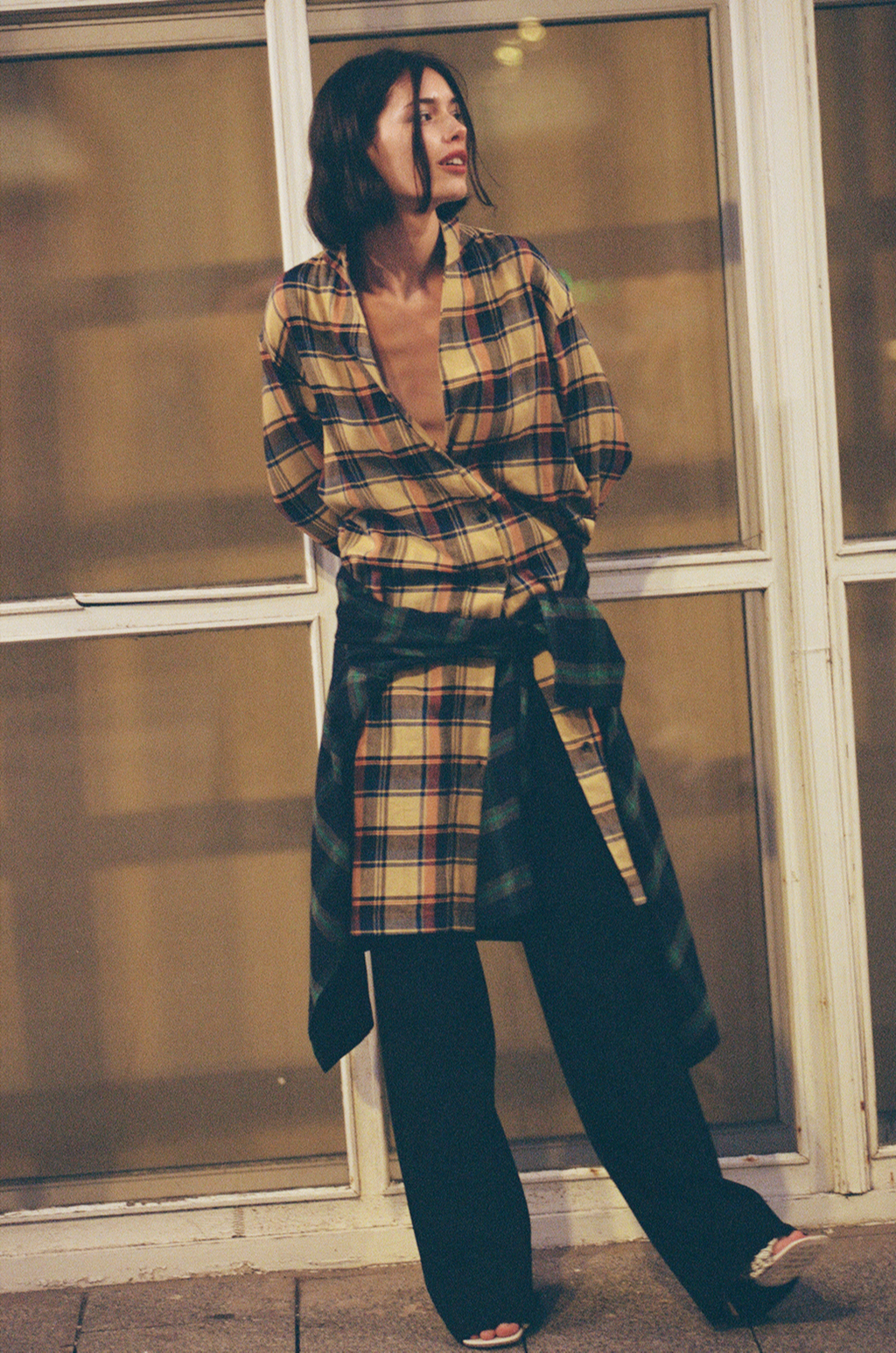 Платье Dries Van Noten; брюки, мюли, серьги и кольца — все Bottega Veneta