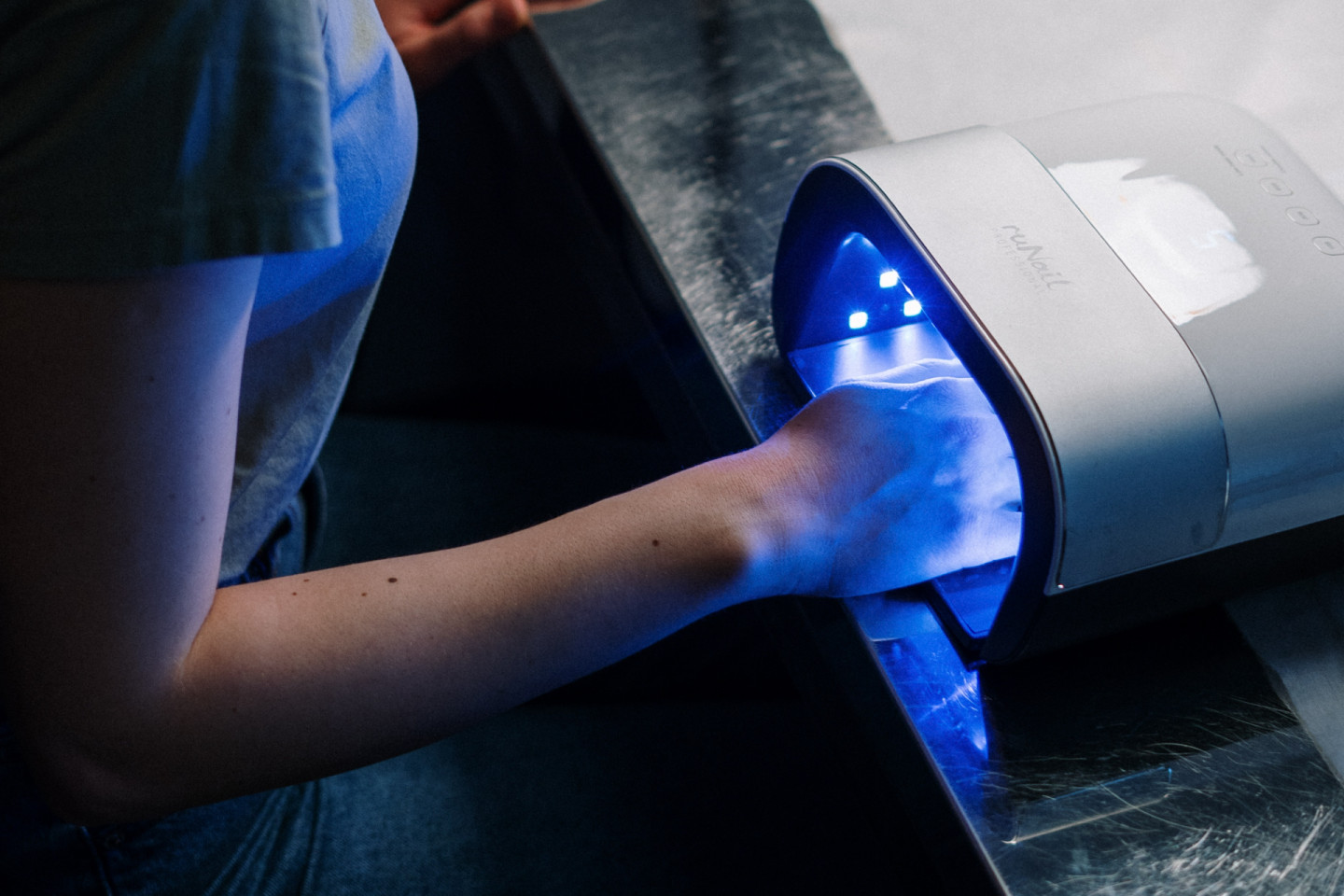 Для затвердевания гель-лак полимеризуется в специальной маникюрной UV/LED лампе и держится на ногтях в течение нескольких недель
