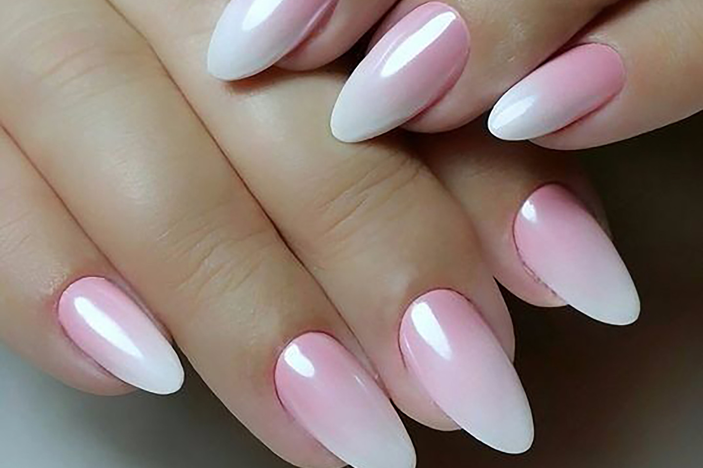 Градиент из розового цвета на ногтях — это совмещение сразу нескольких трендов лета