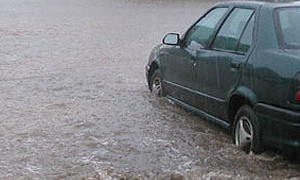 Движение в районе ВДНХ парализовано из-за прорыва трубы