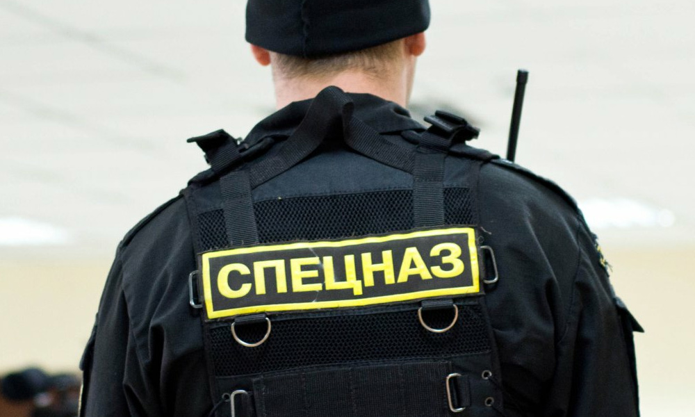 Бойцы спецназа избили подрезавшего их кортеж водителя