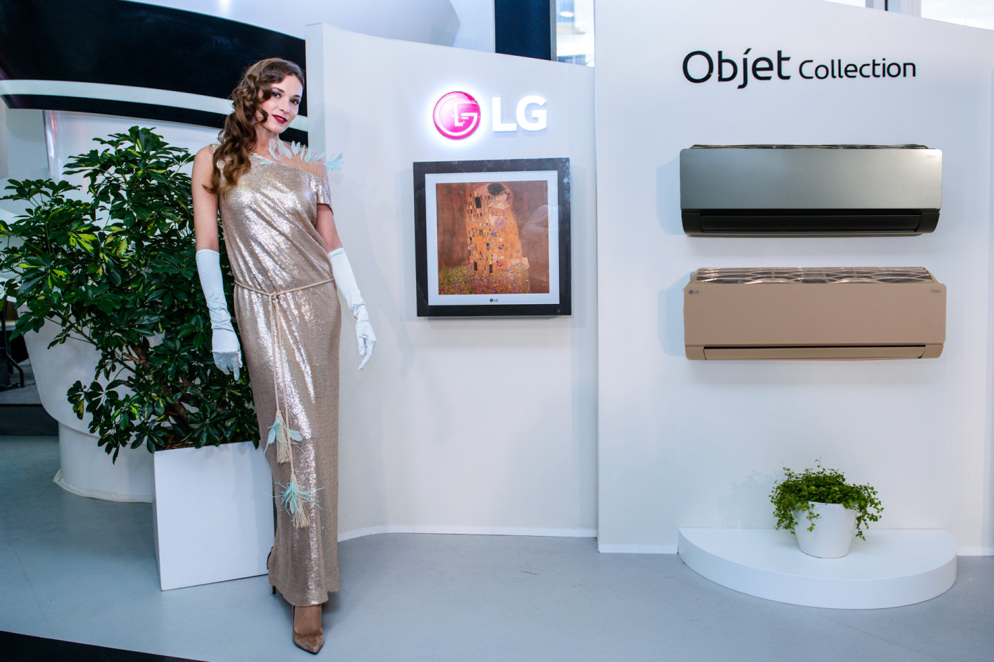 Модель демонстрирует особенности коллекции LG Objet Collection