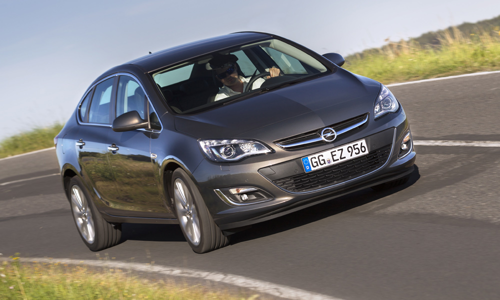 Из хэтчбеков в седаны: тест-драйв Opel Astra