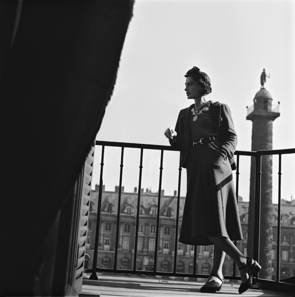 Габриэль Шанель на балконе своего сьюта в Ritz Hotel Paris, 1937