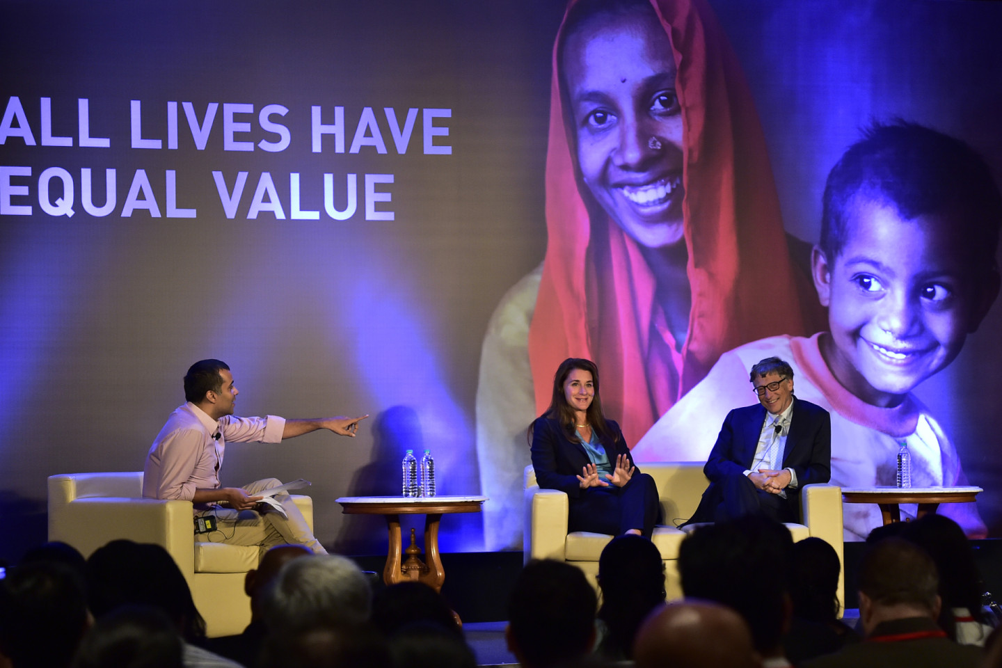 Билл и Мелинда Гейтс в Нью-Дели, Индия, 2014 год. Разговор с писателем Четаном Бхагатом по поводу программы «All Lives Have Equal Values»
