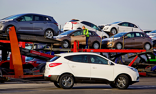 Импорт легковых автомобилей в Россию с начала года сократился на 45,4%