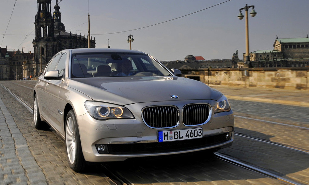 Флагман BMW 750Li распугал автомобили на Новой Риге