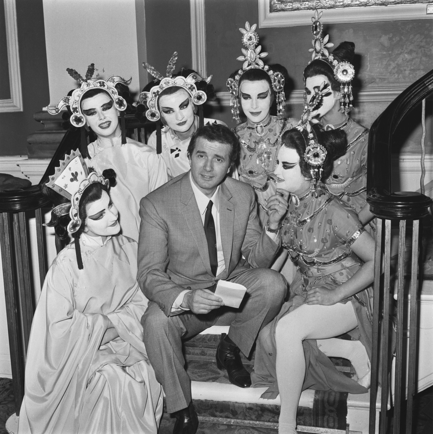 Франко Корелли среди артисток миманса, «Турандот», 1962 год