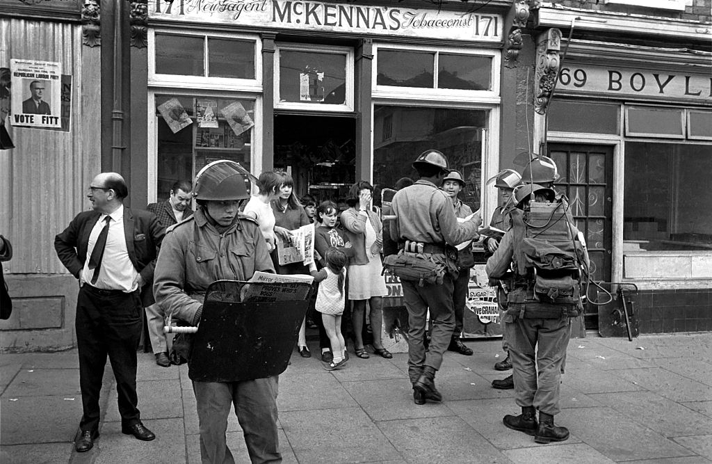 Солдаты патрулируют улицы Белфаста, Северная Ирландия, Октябрь 1970