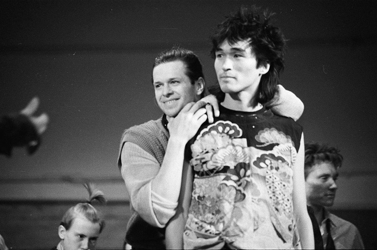 Лидер группы «Аквариум» Борис Гребенщиков и лидер группы «Кино» Виктор Цой на концерте в Ленинградском рок-клубе, 1983