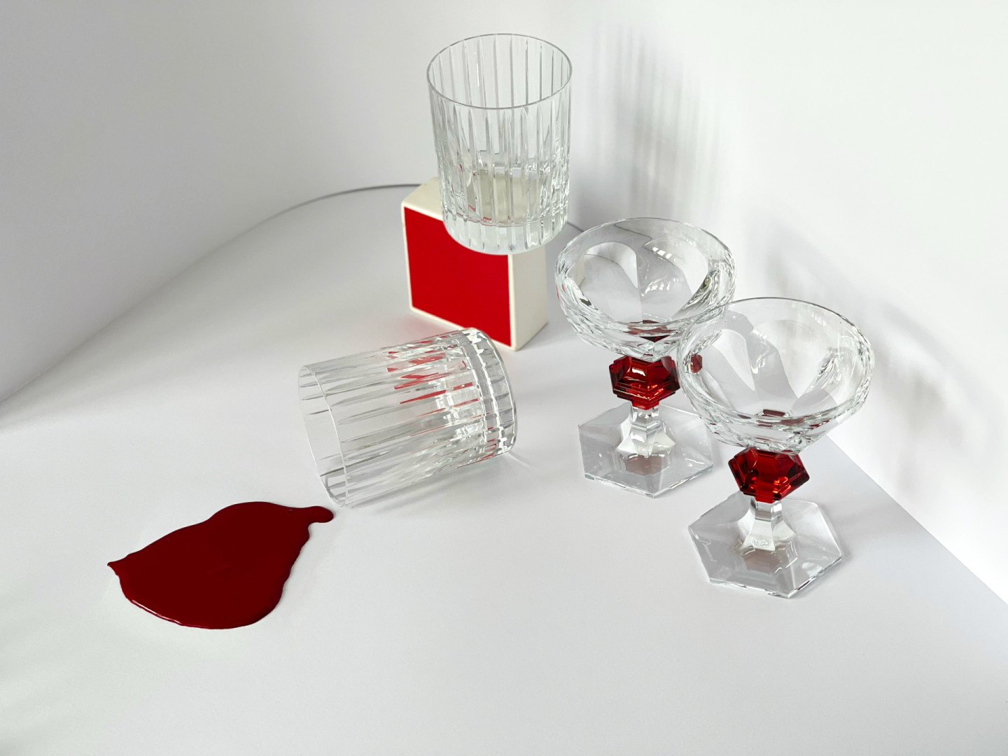 Бокалы для виски Harmonie, кубки Harcourt — все Baccarat, Maison Baccarat, ЦУМ; матовая эмульсия Theatre Red, Little Greene, салоны Manders