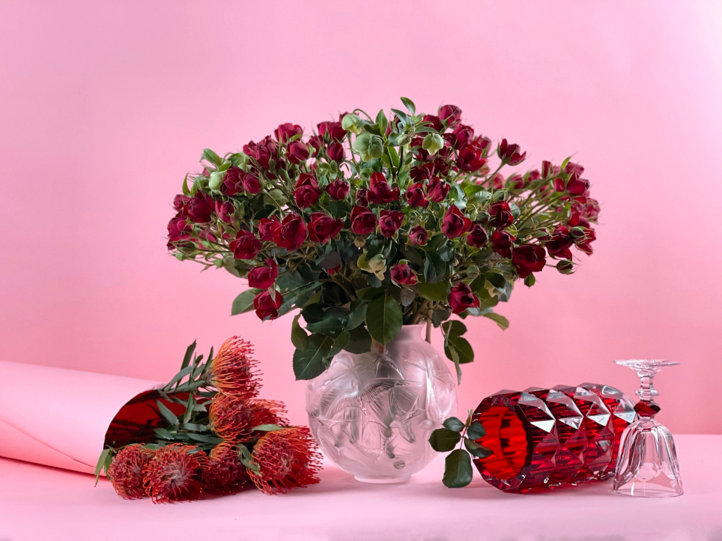 Ваза Hirondelles, Lalique, ЦУМ; ваза Louxor и фужер Louis Philippe — все Baccarat, ЦУМ: цветы — флористическая студия Amnesia