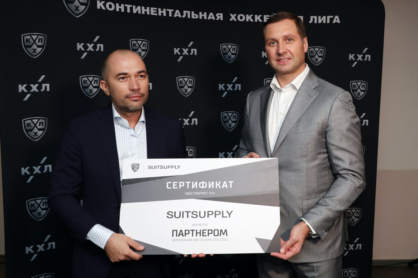 Эрнаст Царьков, представитель Suitsupply в России, и Алексей Морозов, президент КХЛ