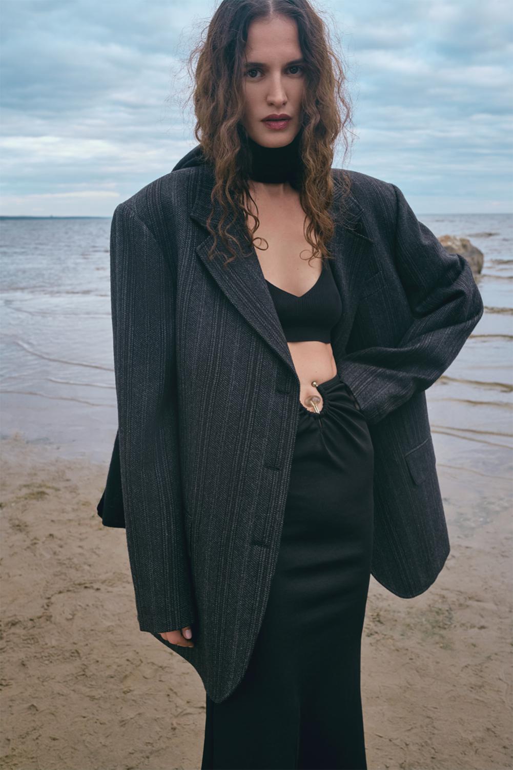Жакет Raf Simons, топ Jil Sander, юбка Christopher Esber, казаки Santoni, шарф Tegin