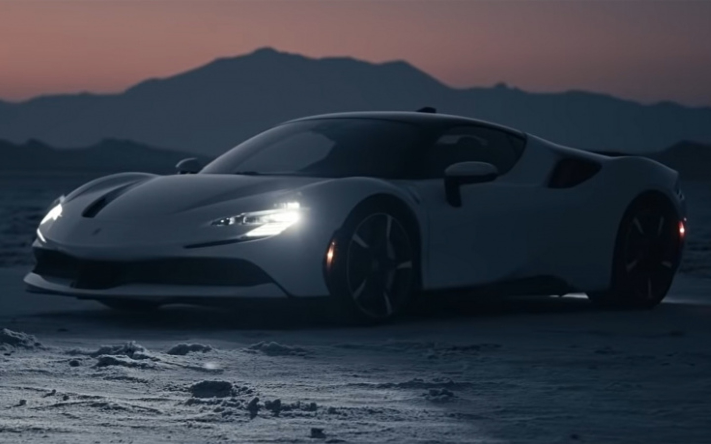 Видео: мощнейший суперкар Ferrari испытали на дне высохшего озера