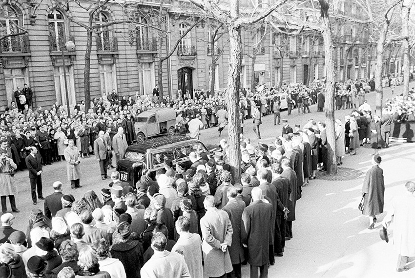 Похороны Кристиана Диора в Париже, октябрь 1957 г. Траурная процессия проходит мимо толпы поклонников, которые пришли отдать последнюю дань уважения дизайнеру.