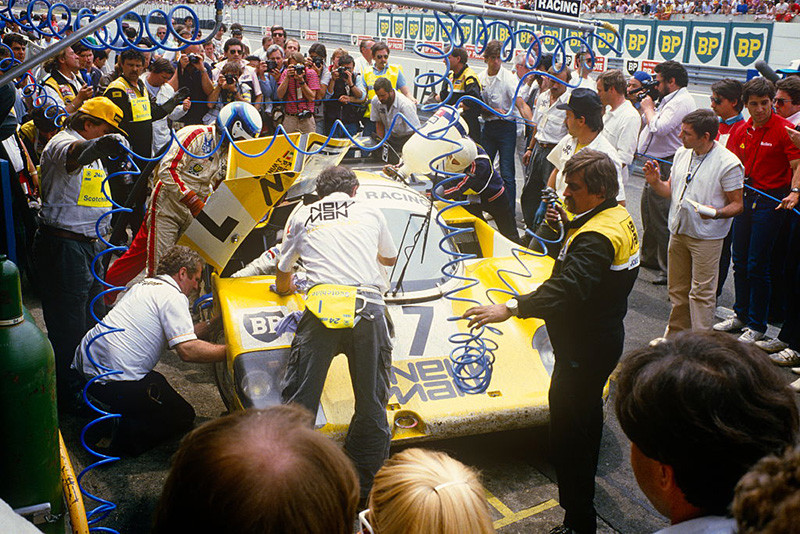 Пилоты команды Joest Racing Клаус Людвиг, Паоло Барилла и Джон Винтер у своего Porsche 956 после победы в гонке «24 часа Ле-Мана», 1985