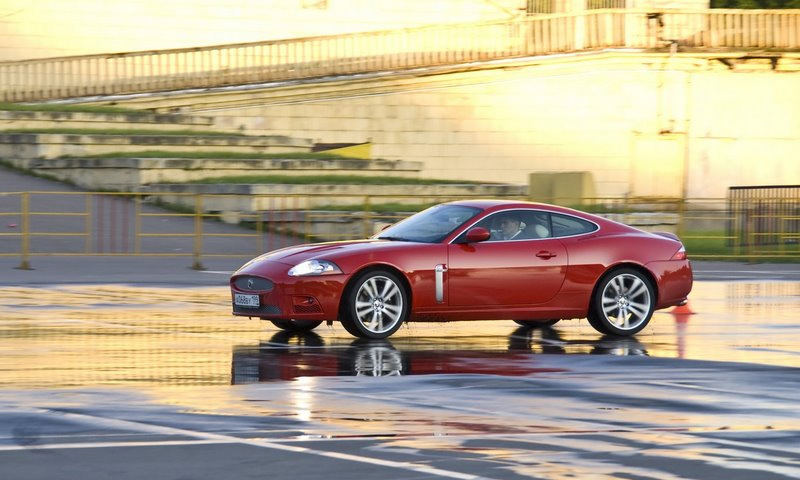 C Jaguar XKR трудно привыкать к хорошему