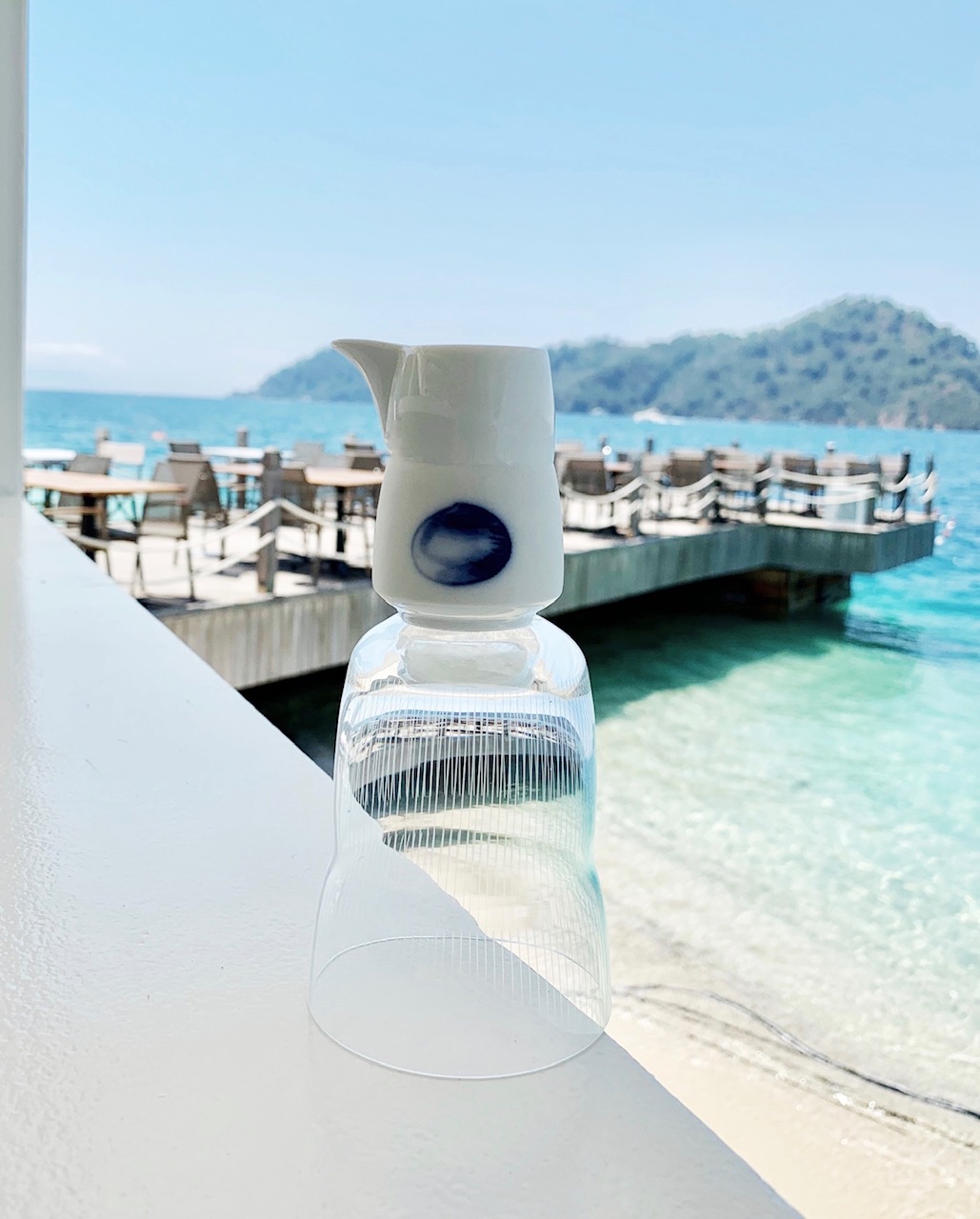 Сливочник и стаканчик Hering с видом на ресторан эгейской кухни The Breeze на курорте D-Resort Göcek