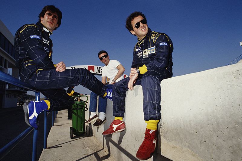 Пилоты команды «Минарди» Паоло Барилла и Пьерлуиджи Мартини (в белой футболке гонщик Марко Апичелла). Автодром «Херес», Испания, 1990