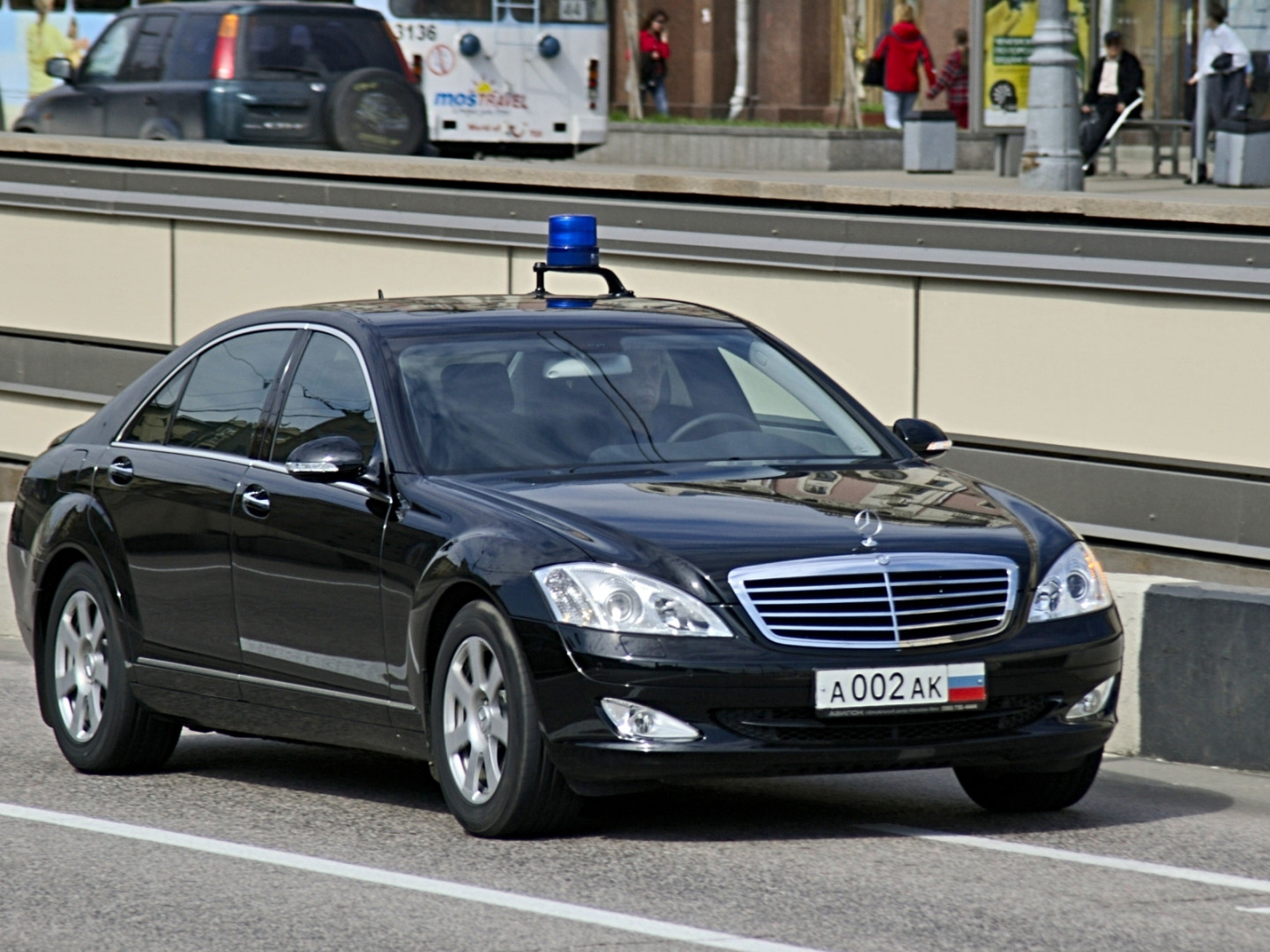 Z президента. W221 АМР. Мерседес 600 с охраной АМР. Мерседес 221 ФСО. Mercedes w222 ФСО.