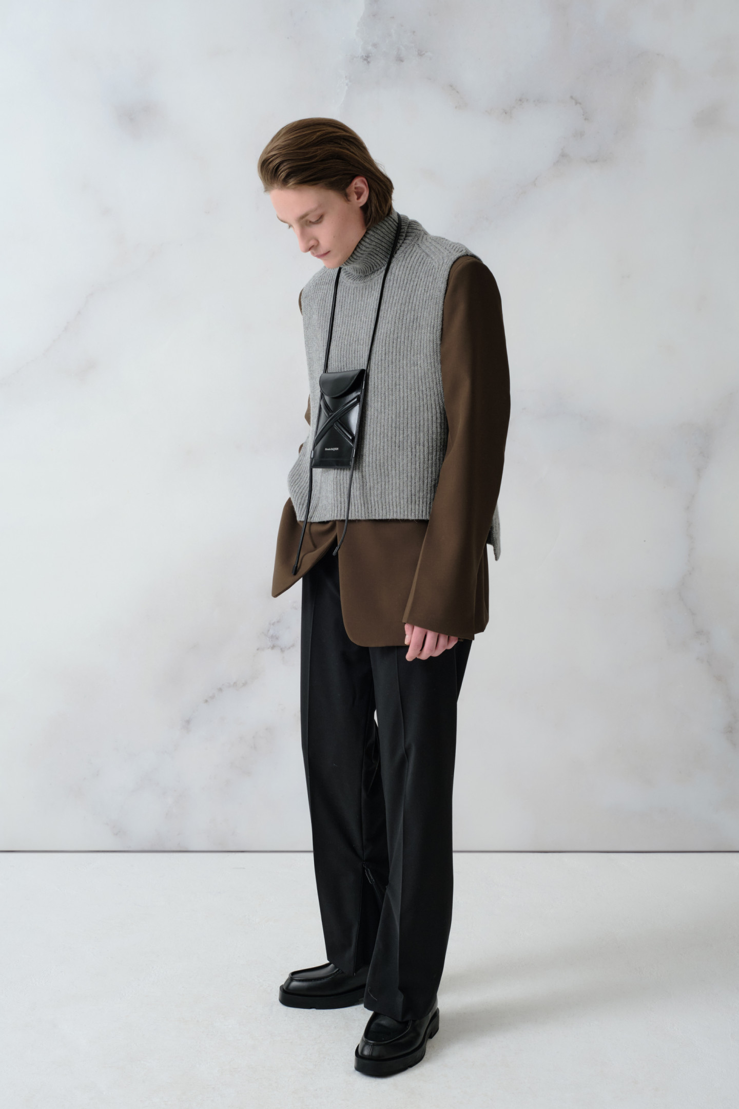 Манишка Dries Van Noten (23 450 руб.), пиджак Maison Margiela (160 500 руб.), брюки Off-White (89 950 руб.), сумка Curve Bucket micro, Alexander McQueen (39 350 руб.), ботинки Givenchy (77 800 руб.)