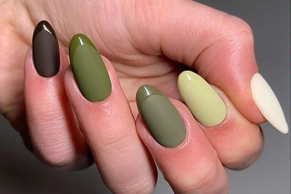 Матовый зеленый переход цвета на длинных ногтях