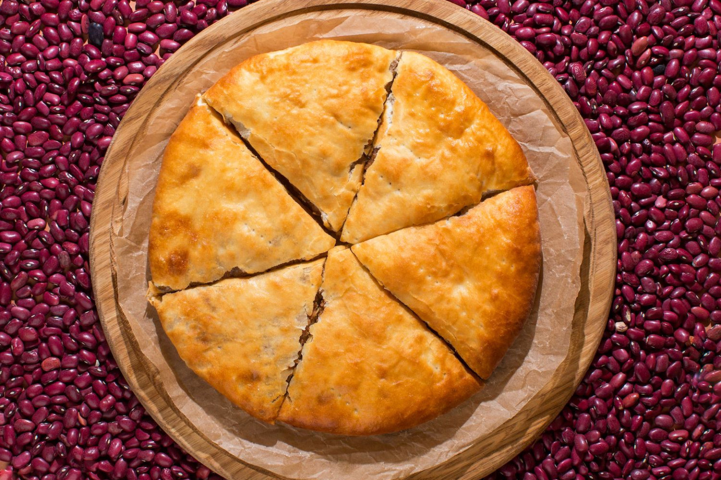 Лобиани — пирог с фасолью и специями