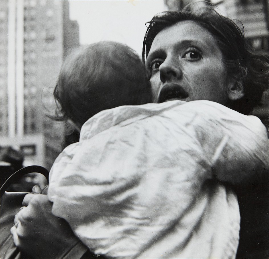 Leon Levinstein. «Mother & Child». Harold Square, c. 1955