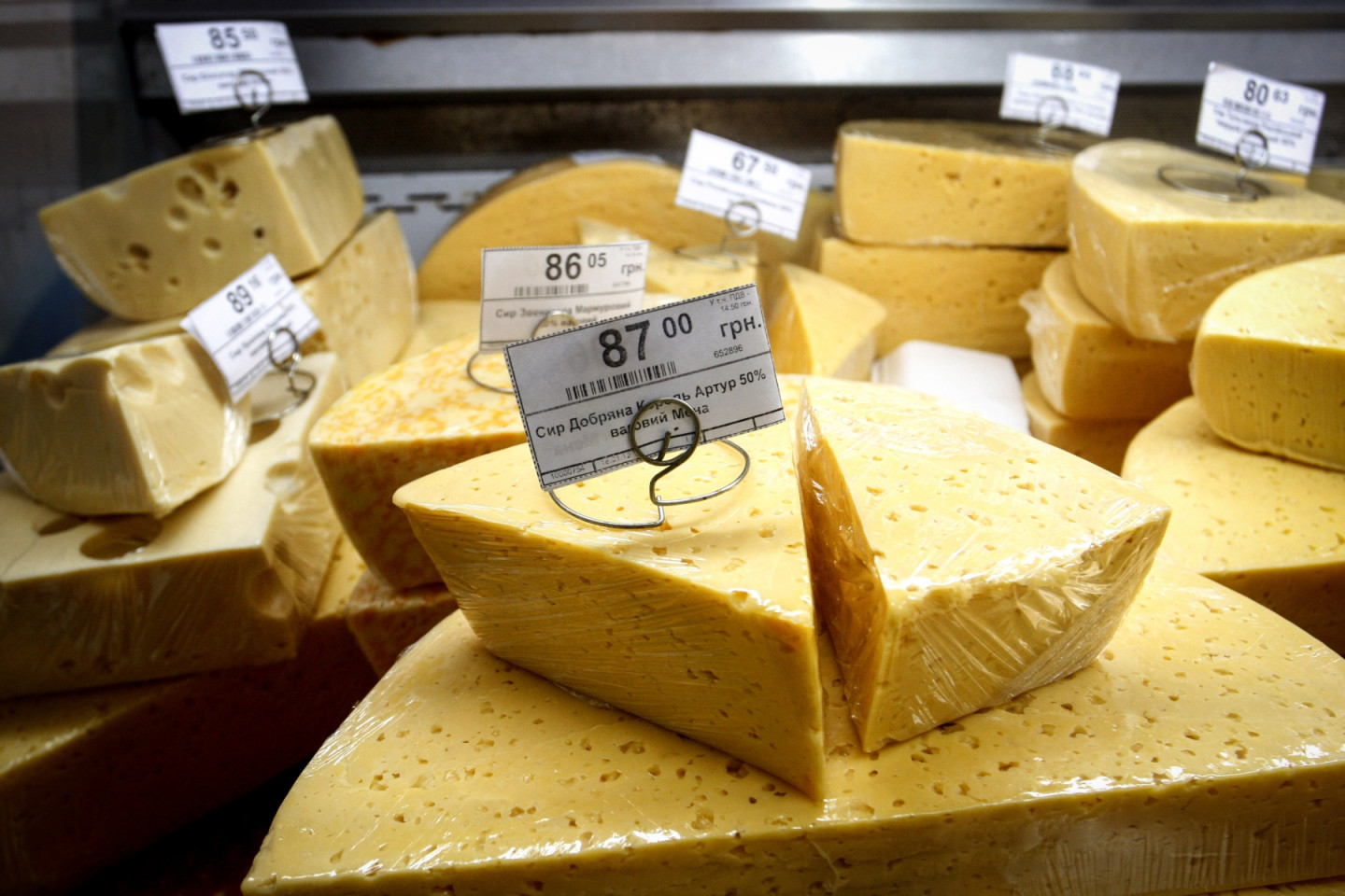 Экспорт сыра россии. Украинский сыр. Сыры фирмы. Сыр российский Украина. Сыр российский украинского производства.