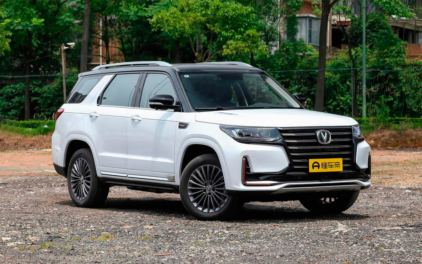 Changan CS95</p>
<p>» /><br />
Changan CS95 (Фото: dongchedi.com)</p>
<p>Как и большинство современных кроссоверов бренда, новинка щедро оснащена системами помощи водителю, включая функции активного круиз-контроля и удержания в полосе. Заказы на Changan CS95 уже принимаются дилерами. Минимальная стоимость новинки, которая поспорит на рынке с Chery Tiggo 8 Pro, начинается от без малого 4 млн руб.</p>
<h2><span class=