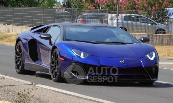 Сверхмощный родстер Lamborghini Aventador замечен без камуфляжа