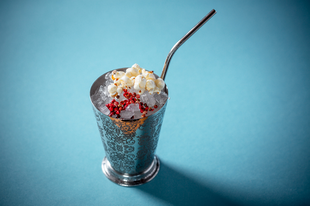 Коктейль Popcorn Mule из пряного рома на попкорне, имбирного эля и лайма