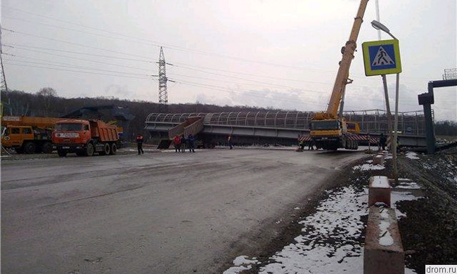 Федеральная трасса М-60 перекрыта упавшим виадуком