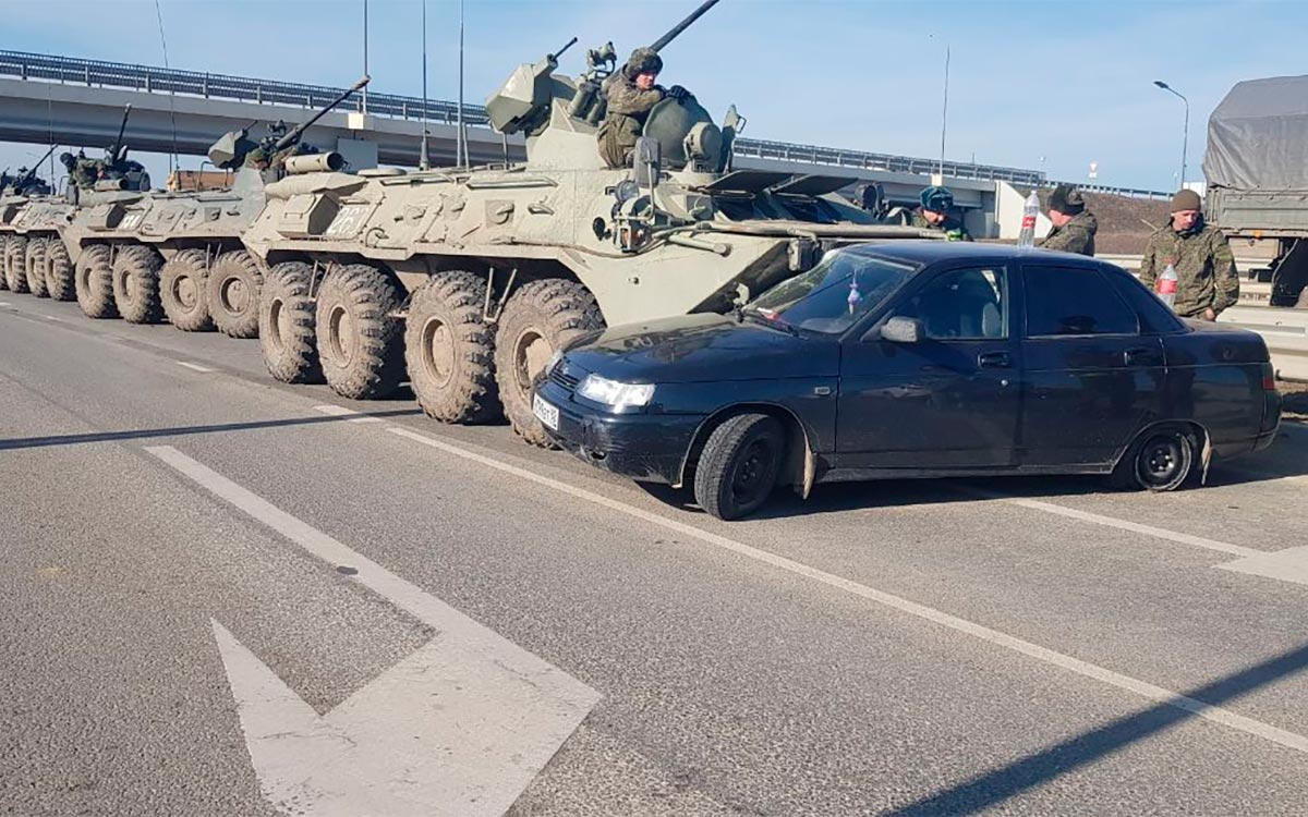 В Крыму произошло ДТП с участием бронетранспортера и легковушки. Видео